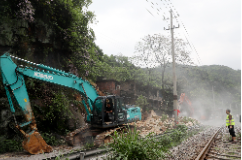 三都至宝源矿二号桥采石村路段山体滑坡 连续抢险10小时后恢复通行