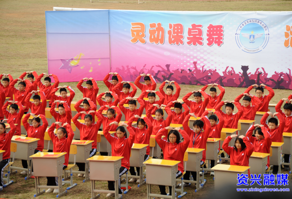 课桌“小天地”  演绎“大精彩”