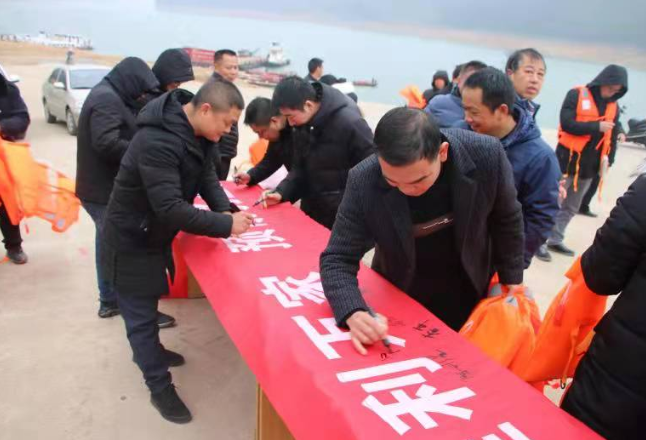 资兴滁口镇开展“幸福来敲门 安全伴我行”集中签名活动