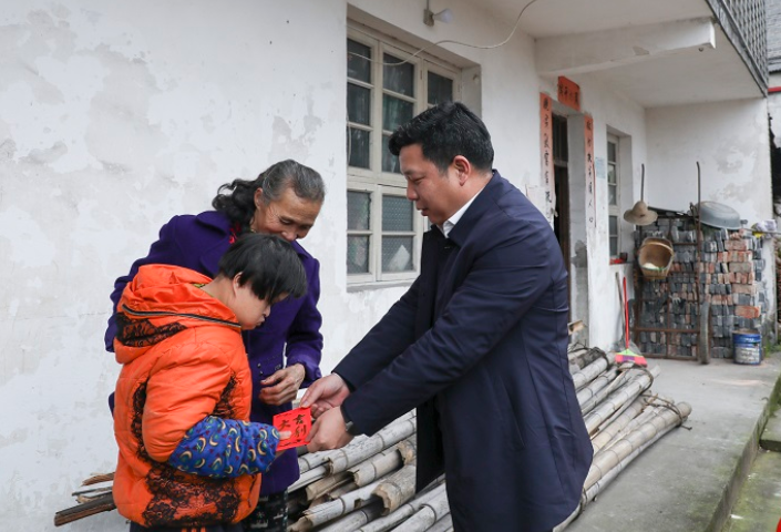 陈占华走访慰问退休老干部、劳模、困难群众