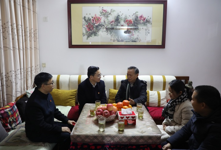 杨理诚走访慰问部分离退休老干部、劳模、困难群众