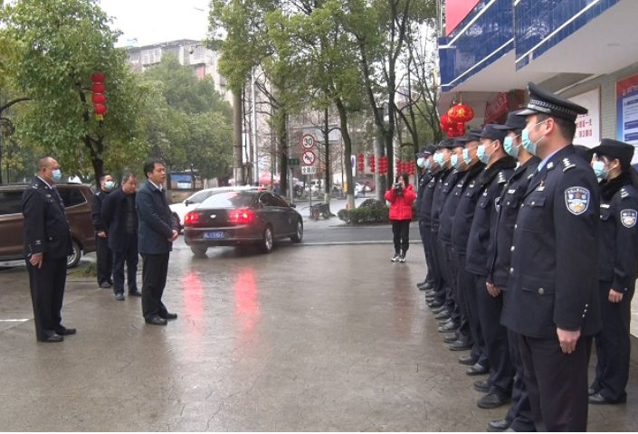 龙柏武走访慰问一线政法干警和政法系统部分离退休老干部、因公牺牲干警家属、困难党员