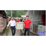 情系困难家庭 爱心联动送清凉