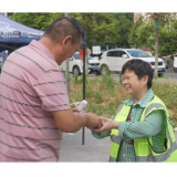 我市爱心商家开展夏日送清凉活动