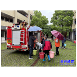 三都镇:水管爆裂牵动人心 应急队员及时送水解民忧