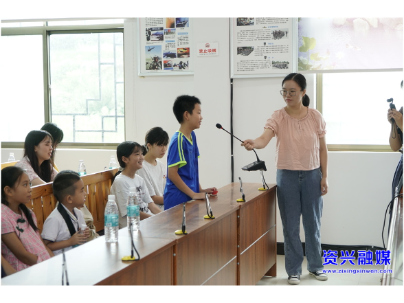 清江镇上里村：爱心游园活动情暖“一老一小”