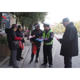 当文明交通安全践行者 交警携手快递小哥上路开展劝导活动