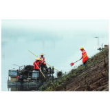 【郴州日报】民间“河长”与志愿者在清理河滩上的杂草与垃圾