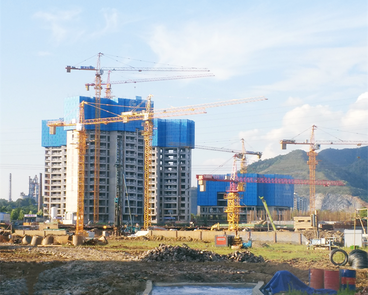 郴州市重点在建项目“合一褔·东江首府” 建设项目现场，运输车、挖机、塔吊等工程机械机声轰鸣。