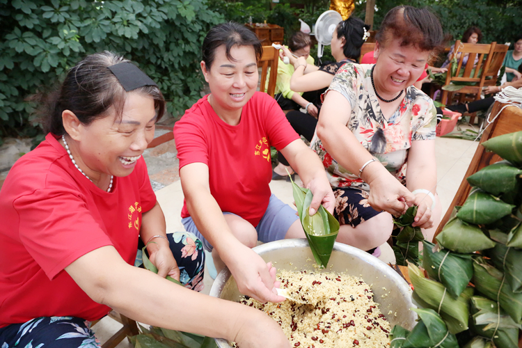 6月22日，资兴市东江湖志愿者协会和资兴市印像春天爱心人士一起开展”粽香迎端午 温暧孤寡老人”的主题活动。