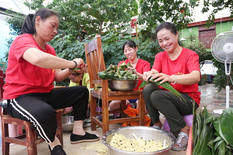 6月23日，资兴市东江湖志愿者协会和爱心人士来到三都镇敬老院开展”关爱老人 情系孤寡老人”活动。