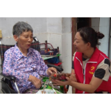 市志愿者协会：为社区困难居民送粽子