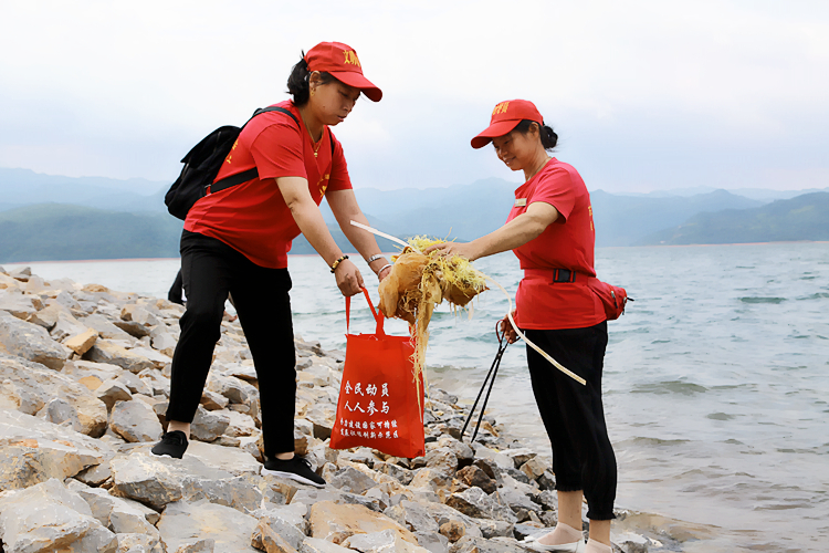 活动招募了10辆爱心车，42名志愿者，分为两组，沿白廊镇环湖公路，对东江湖岸的白色垃圾进行了拉网式清理。
