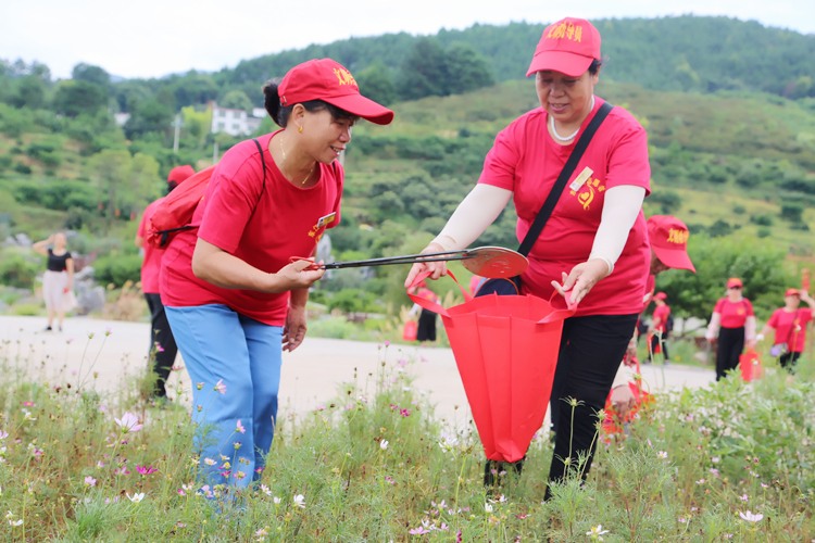 活动中，志愿者还向沿湖的群众、游客宣传东江湖，宣传保护东江湖水的重要性。
