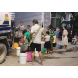 东江街道星红村：村民饮水困难 洒水车送水解渴