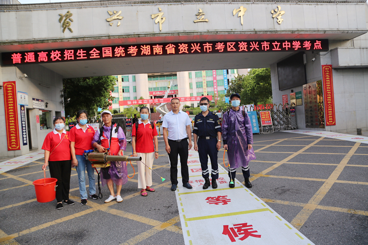 7月6日，资兴市志愿者协会红十字应急小分队的志愿者义务为市立中学进行喷雾消毒。
