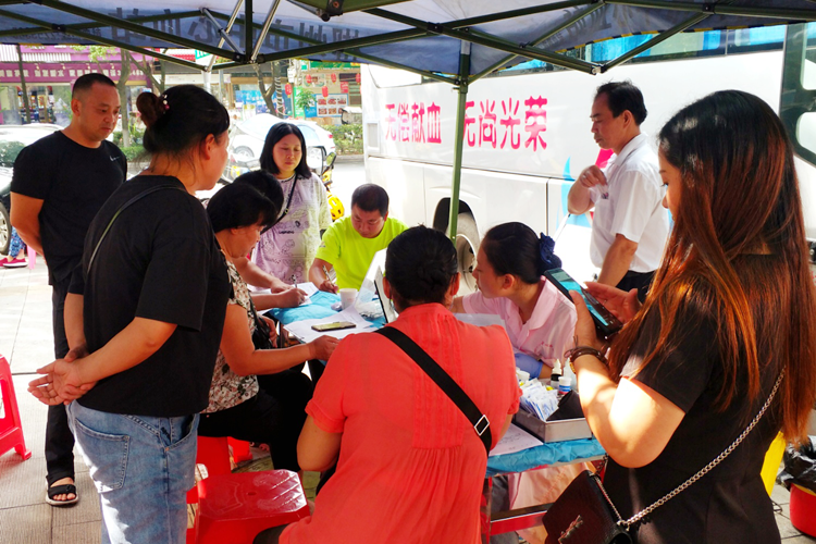 活動現(xiàn)場,，東江街道辦事處領(lǐng)導(dǎo)干部和社區(qū)干部帶頭參加無償獻(xiàn)血,，并組織廣大市民積極參與到無償獻(xiàn)血工作當(dāng)中。