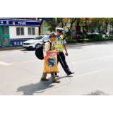 赞！资兴民警牵扶盲人过马路