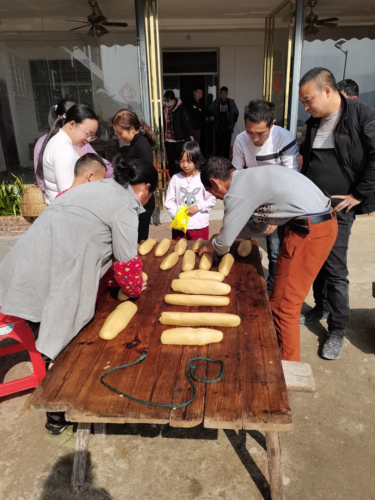 白廊镇江口村一农家乐里，村民和游客正一起做黄糍粑。
