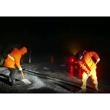 资兴：山区道路结冰  公路部门深夜除冰撒盐