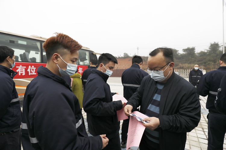 春节临近，资兴市为就地过年的外来务工人员免费发放畅游5A级景区景点小东江旅游消费年卡。