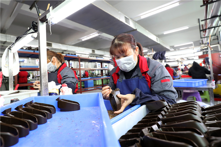 2月18日是春节假期结束后的第一个工作日，资兴市企业纷纷复工生产，力争新春开门红。