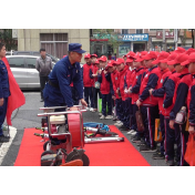 市一完小师生零距离体验消防救援工作