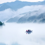 一湖碧水映小康