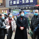 黄峥嵘调度巩固国家卫生城市工作