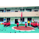 培养爱国好宝宝：幼儿园萌宝升旗仪式现在开始!