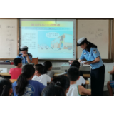 资兴：交通安全  交警“童”行