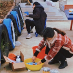 谷洞村小：大学生义务为母校绘墙画