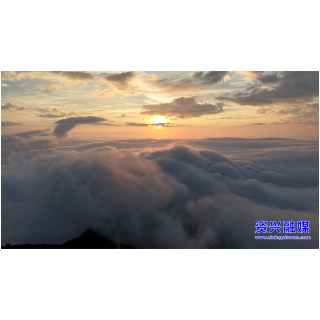 回龙山：山间云海逐风舞 日落铺锦映苍穹