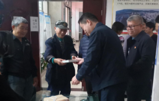 资兴市委组织部组织党员为社区送“精神粮食”