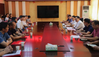 杨理诚走访慰问市立中学优秀教师