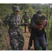 州门司镇村干部合力援救迷路老人