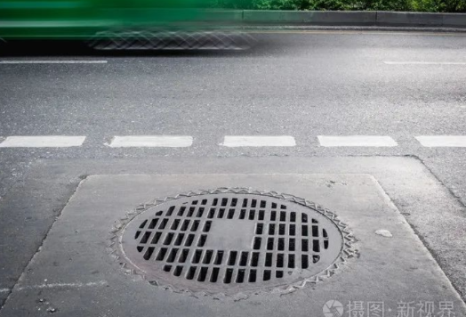 走非人行道踩到未盖好井盖受伤，能否获赔？