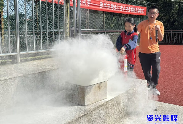 鲤鱼江完小开展消防应急疏散演练 