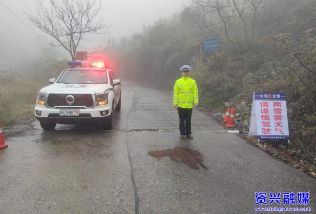 资兴交警战风雪抗严寒 全力保障路畅人安