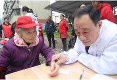 爱心义诊进社区 惠民服务暖人心