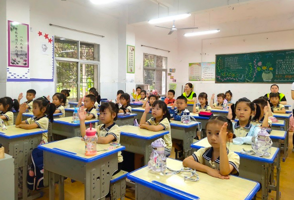 鲤鱼江幼儿园组织大班幼儿到鲤鱼江完小参观
