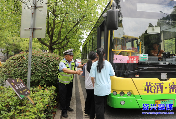 交警爱心护考 保障考生一路畅通