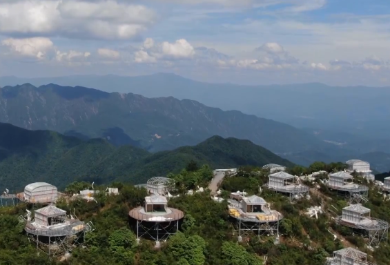 当好主力军 办好旅发会 ▏“云端民宿”施工忙  大干快上抢工期