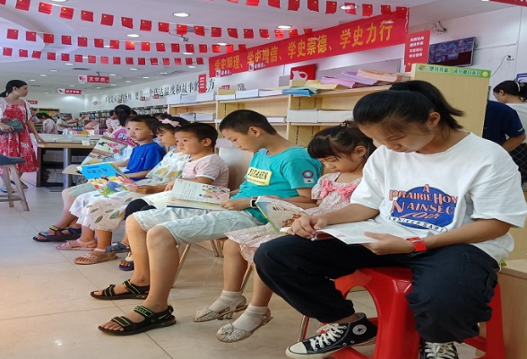 暑假来临 新华书店迎来“读书热”