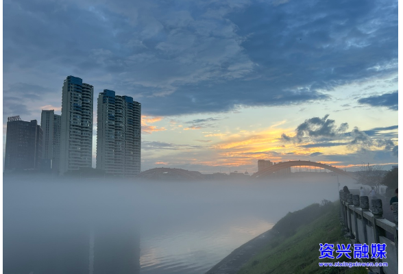当好主力军 办好旅发会·喜迎旅发看变化 | 东江湾上腾细雾 高楼倒影映东江