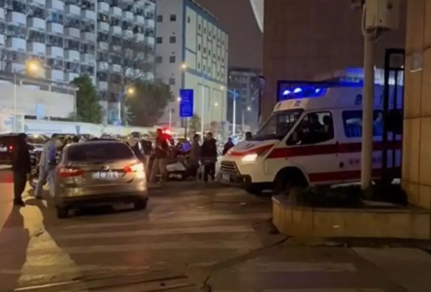 救护车被私家车挡路10分钟，病人因延误治疗去世？多方回应