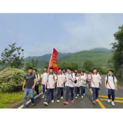 市立中学：徒步远足 拥抱自然