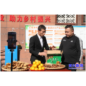 州门司镇：手机成为“新农具” 直播也是“新农活”