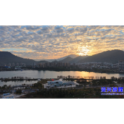 冬日晨光织就东江湾“鳞云”奇观