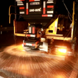 迎战低温雨雪冰冻天气｜ 资兴27日凌晨撒布融雪剂50余吨保畅通